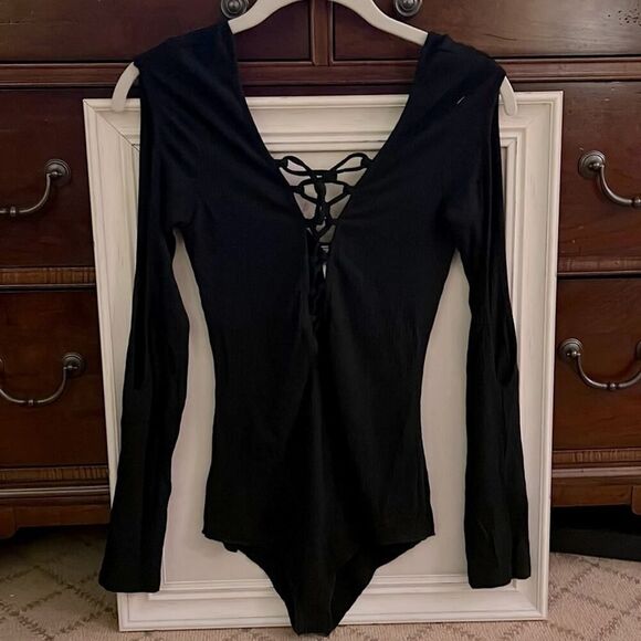 Emma and Sam ribbed knit bodysuit w opening skits in arms and tie front S - Picture 1 of 7